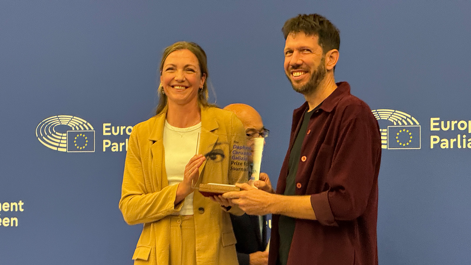 Die Preisträger des Daphne Caruana Galizia Journalism Award 2026 des Europäischen Parlaments: Maite Vermeulen (li.) und Giacomo Zandonini.